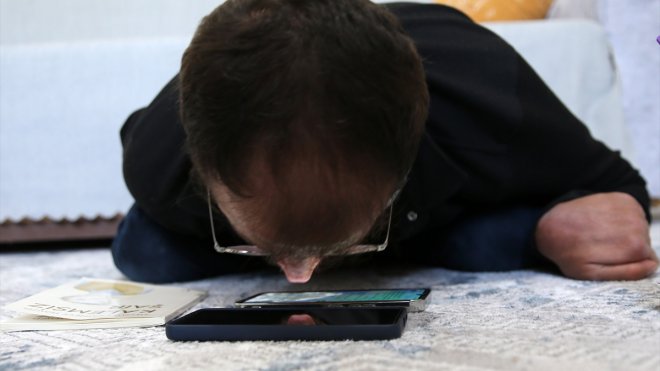 BİTLİS - Ellerini kullanamayan genç, burnuyla cep telefonunun ekranına dokunarak kitap yazdı1