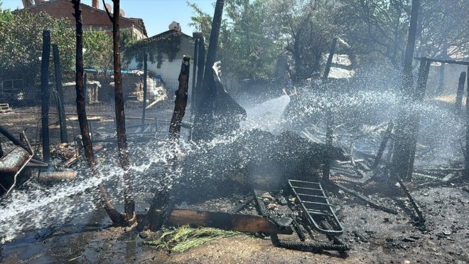 ELAZIĞ - Ahırda çıkan yangında 15 küçükbaş telef oldu1