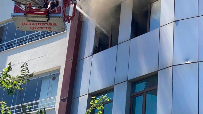 Elazığ'da yangın çıkan pansiyonda mahsur kalan 4 kişi tahliye edildi