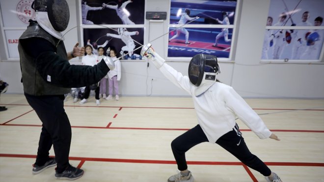 Elazığ'da eskrimle tanışan minikler, milli sporcu olma hayaliyle kılıç sallıyor