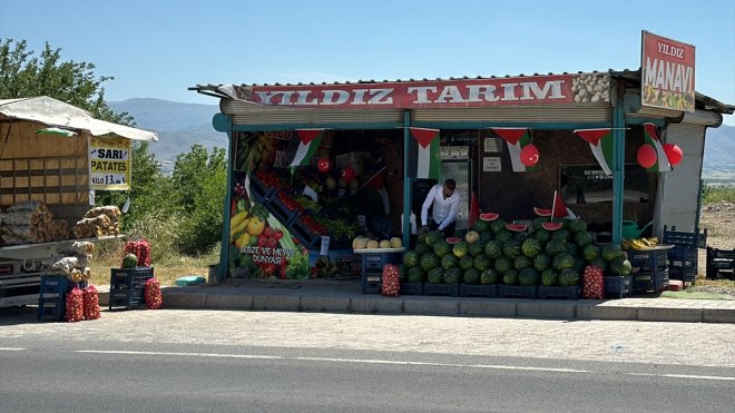 Elazığlı manav karpuz sattığı tezgahı Filistin bayraklarıyla donattı