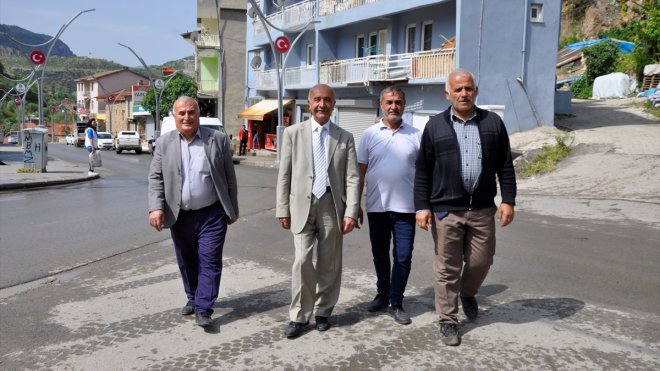 Emekli öğretmen 34 yıl sonra ilk görev yeri Çukurca'da öğrencileriyle buluştu