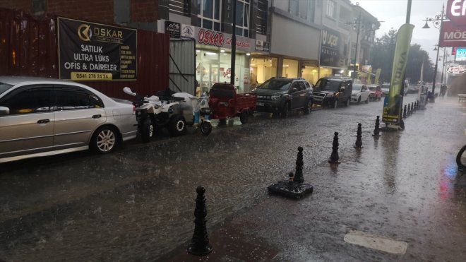 Erzincan'da sağanak ve dolu hayatı olumsuz etkiledi