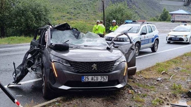 Erzincan'da takla atan otomobildeki 1 kişi öldü, 2 kişi yaralandı