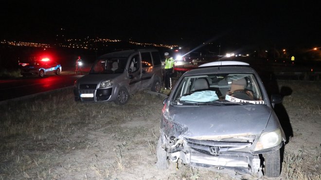 Erzincan'da hafif ticari araç ile otomobilin çarpıştığı kazada 5 kişi yaralandı