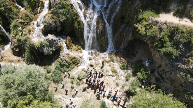 ERZİNCAN - Sıcaktan bunalanlar Girlevik Şelalesi