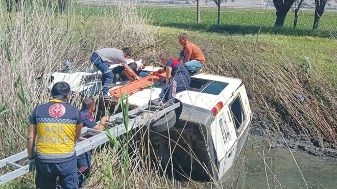 Erzincan'da sulama kanalına devrilen minibüsün sürücüsü itfaiye ekiplerince kurtarıldı