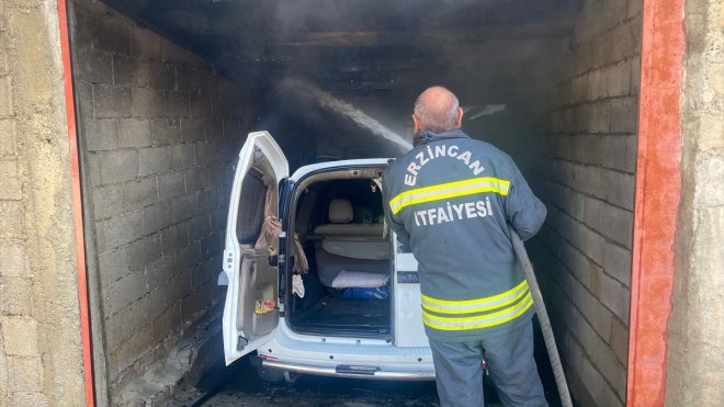 Erzincan'da park halindeyken alev alan araç kullanılamaz hale geldi