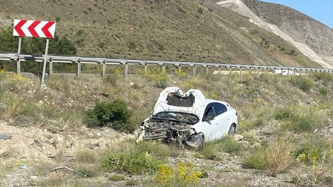 Erzincan’da şarampole devrilen araçtaki 2 kişi yaralandı1