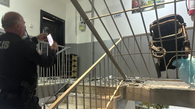 ERZURUM - 5 katlı binanın merdiveni çöktü1