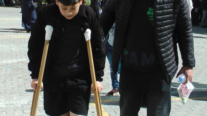 Erzurum'da ayağı alçıya alınan öğrenci koltuk değnekleriyle LGS sınavına geldi