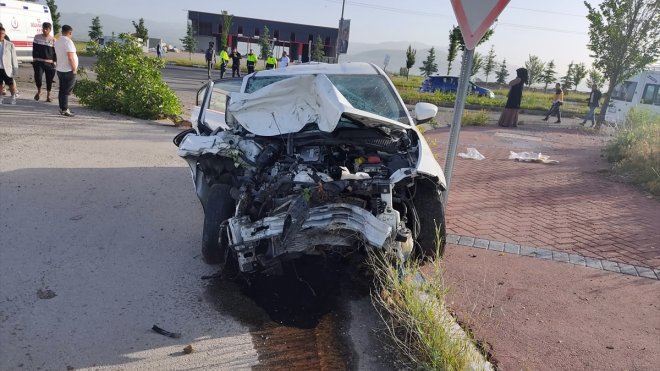 Erzurum'da kamyonetle otomobil çarpıştı, 12 kişi yaralandı