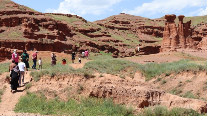 Narman Peribacaları bayram tatilinde turistleri ağırlıyor