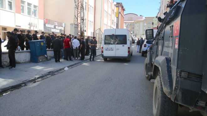 Hakkari Belediye Başkanı Akış, Van'da gözaltına alındı