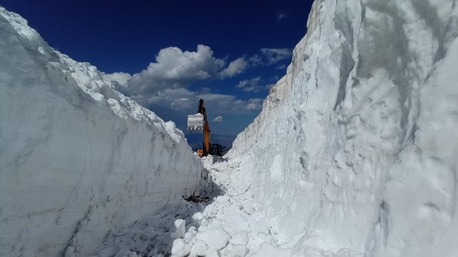 HAKKARİ - Ekiplerin karla mücadelesi sürüyor1