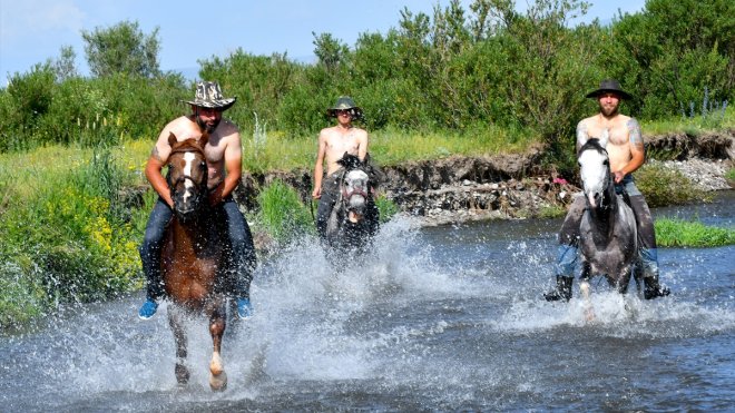 KARS - Çiftçiler sıcaktan bunalan atlarını derede serinletiyor1