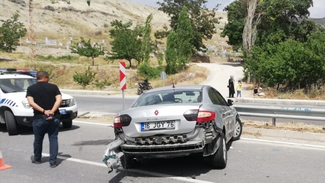 Malatya'da bariyere saplanan otomobildeki 3 kişi yaralandı