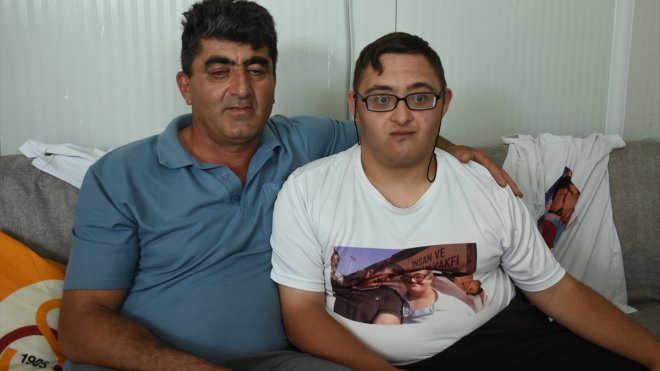 MALATYA - Görme engelli baba down sendromlu oğluna hem annelik hem babalık yapıyor1