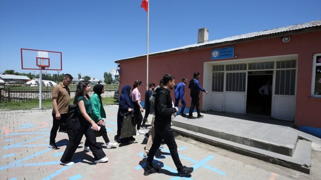 MUŞ - Öğretmen adayları, köylerdeki çocukları geleneksel oyunlarla eğlendiriyor1