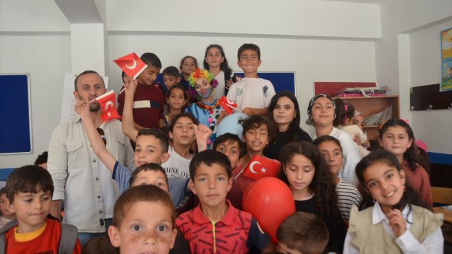 Muş'ta genç gönüllüler gittikleri köyde oyunlar oynayarak çocukları eğlendirdi