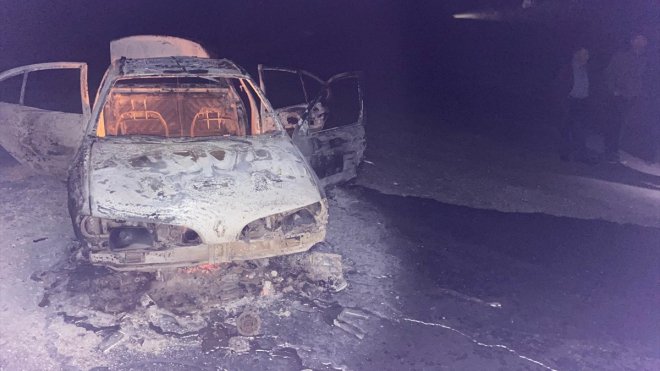 Muş'ta seyir halindeyken alev alan otomobil kullanılamaz hale geldi
