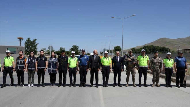Muş Valisi Çakır, bayram öncesi denetim yapan güvenlik güçlerini ziyaret etti