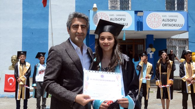 Sarıkamış'ın Alisofu köyünde başarılı öğrenciler ödüllendirildi