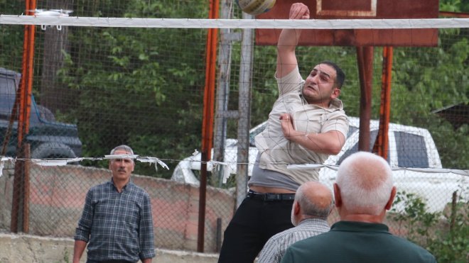 Sarp dağların arasındaki mahallede genç yaşlı herkes voleybolla buluşuyor