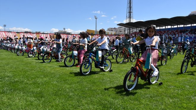 "Spor Van" ve "Kitap Van" projelerinde başarılı olan öğrenciler ödüllendirildi