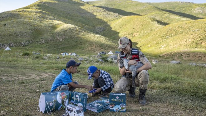 Tunceli'de jandarma ekipleri yayladaki çocukların yüzünü hediyelerle güldürdü