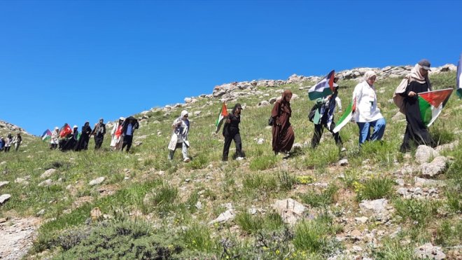 Van'da akademisyenler ve öğrenciler, Filistinlilere destek için Gören Dağı'na tırmandı