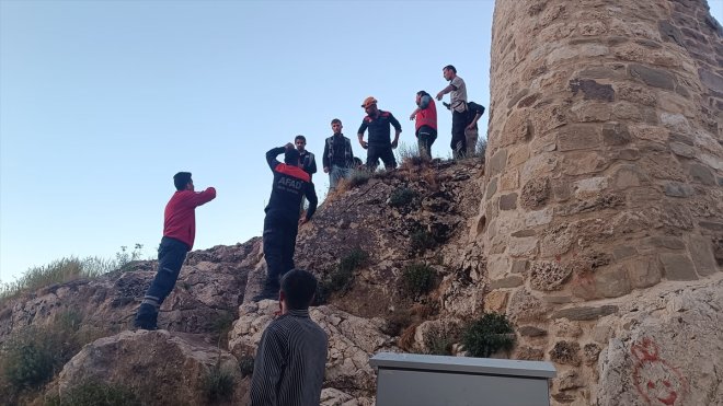 Van Kalesi'nden düşerek yaralanan çocuğu ekipler kurtardı