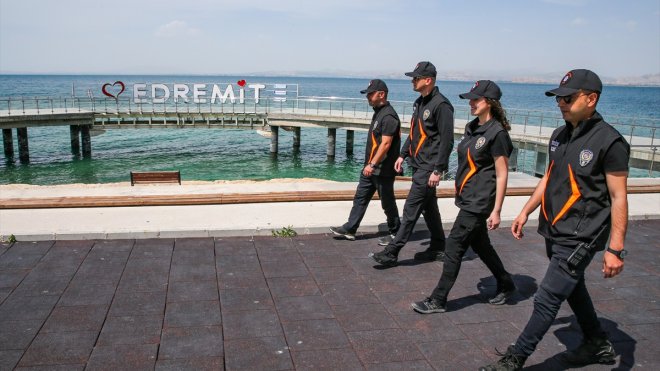 Van'da turizm polisleri, yerli ve yabancı turistlerin güvenliği için görev başında