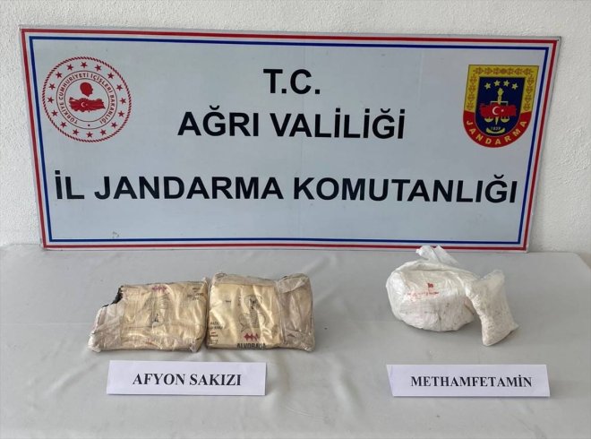 Ağrı'da otomobilde 3 kilo 300 gram uyuşturucu ele geçirildi