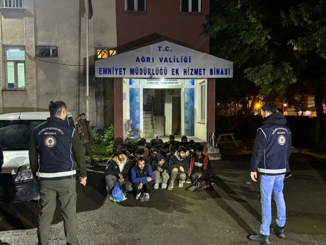 Ağrı'da tırın dorsesinde 32 düzensiz göçmen yakalandı