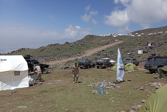 sürüyor kişinin cenazelerini Dağı