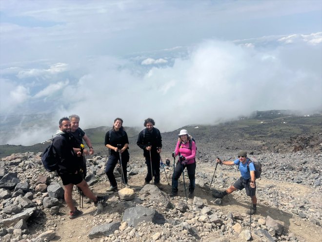ölümden akademisyen, Ağrı yolunu 2 arkadaşını Dağı kurtulmuş tırmanışında kaybeden bularak 1
