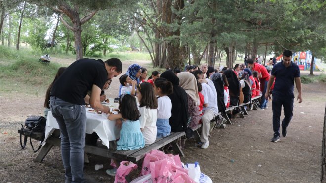 Ağrı'da Kızılay gönüllüleri çocuklarla piknikte bir araya geldi