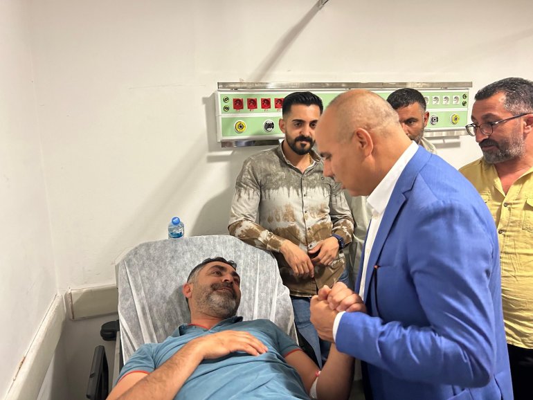 Ağrı Valisi Koç trafik kazasında yaralanan vatandaşları ziyaret etti1