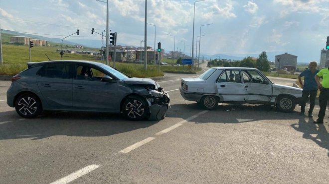 ARDAHAN - 2 otomobilin çarpışması sonucu 5 kişi yaralandı1