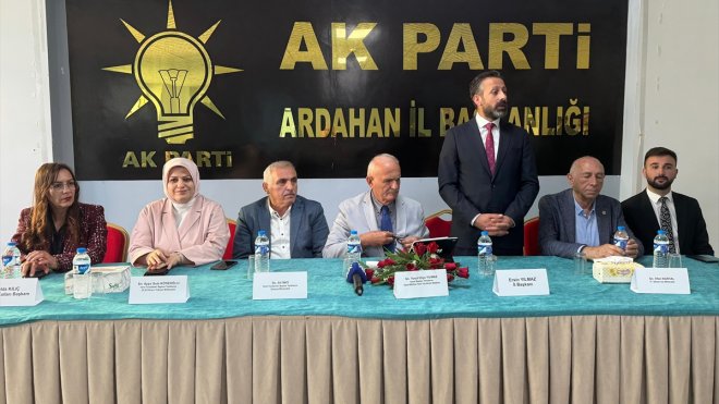 ARDAHAN - AK Parti Genel Başkan Yardımcısı Yılmaz, partisinin toplantısında konuştu1
