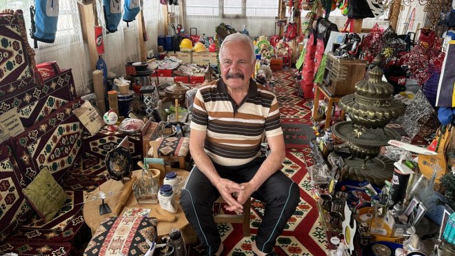 Emekli bankacının eşya toplama hobisi evinde adım atacak yer bırakmadı