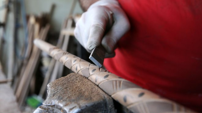 BİTLİS - Asırlık ceviz ağaçları zümrüt, yakut ve ebru işlemeli bastonlara dönüşüyor1