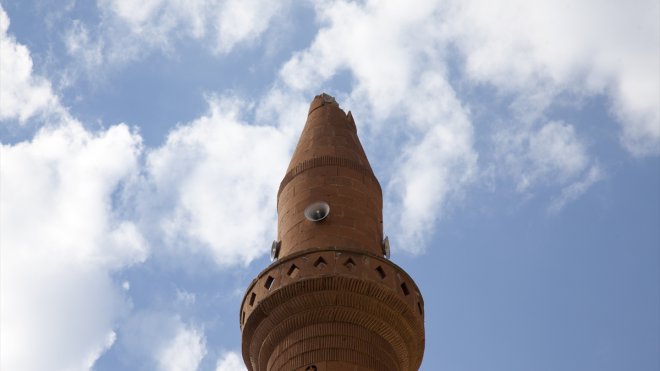 BİTLİS - Yıldırım düşen caminin minaresi zarar gördü, müezzin hafif yaralandı1