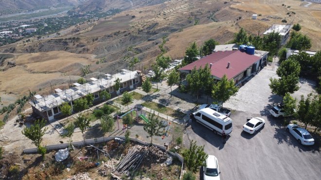 Bitkin halde bulup bakımını üstlendiği kartal yavrusuna "Paşa" adını verdi