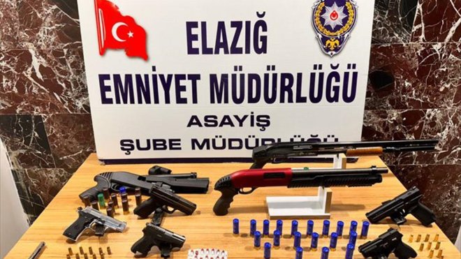 Elazığ'da asayiş uygulamasında 5 tabanca ve 3 pompalı tüfek ele geçirildi