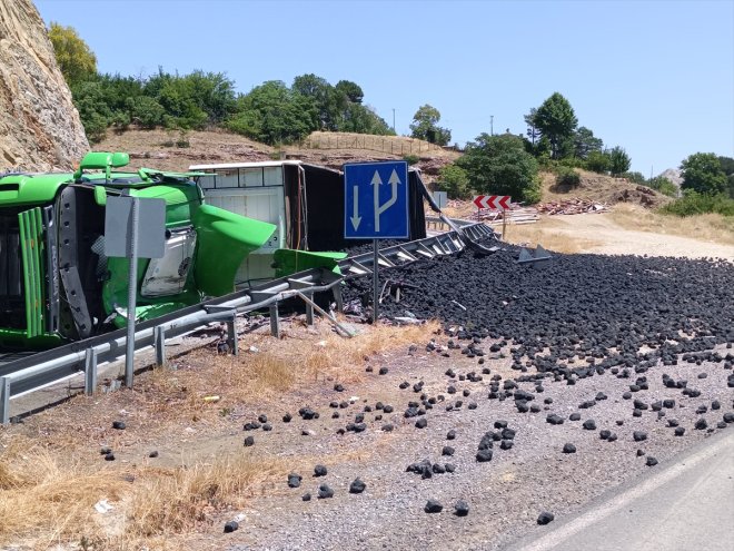 ELAZIĞ yaralandı tırın yüklü - Devrilen sürücüsü kömür 1