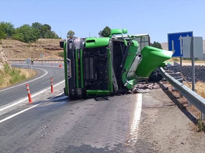 kömür ELAZIĞ yüklü Devrilen tırın sürücüsü - yaralandı 3