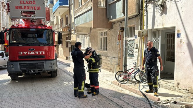 ELAZIĞ - Evde çıkan yangın hasara neden oldu1