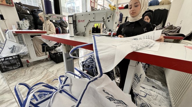 İstanbul'da edindiği iş fikriyle ürettiği bez çantaları yurt dışına da gönderiyor